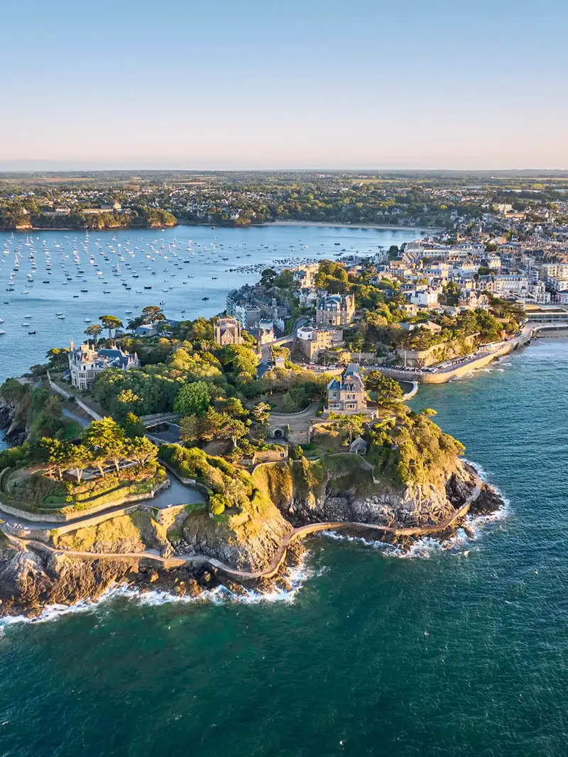 La baie de Dinard vue du ciel, plan d'eau des activités nautiques de cohésion d'équipe — Éclat M. team building Dinard