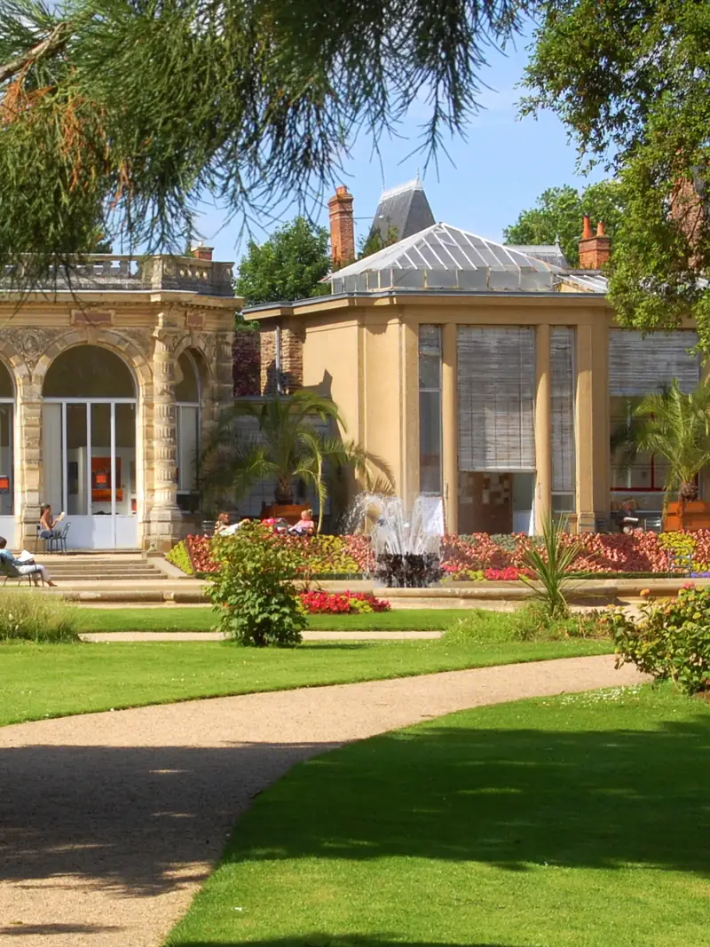 Orangerie et jardin à la française du parc du Thabor à Rennes, cadre d'un anniversaire en extérieur — Éclat M. anniversaire Rennes