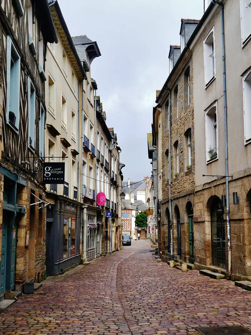 Ruelle pavée et maisons à pans de bois du vieux Rennes, décor d'une séance photo d'EVJF — Éclat M. EVJF EVG Rennes