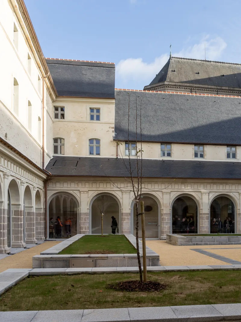 Cloître contemporain du couvent des Jacobins, centre des congrès de Rennes — Éclat M. séminaire d'entreprise Rennes