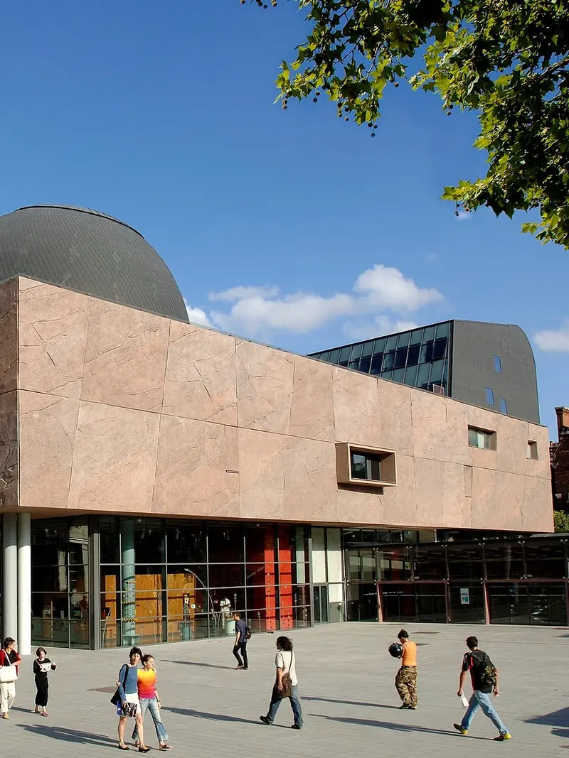 Les Champs Libres à Rennes, lieu culturel d'accueil des journées de cohésion d'équipe — Éclat M. team building Rennes