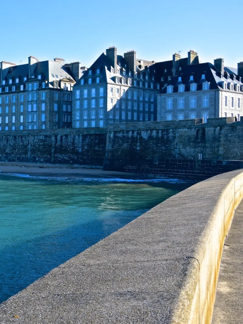 Cérémonie laïque sur les remparts Vauban de Saint-Malo au coucher du soleil face mer — Éclat M. wedding planner Saint-Malo