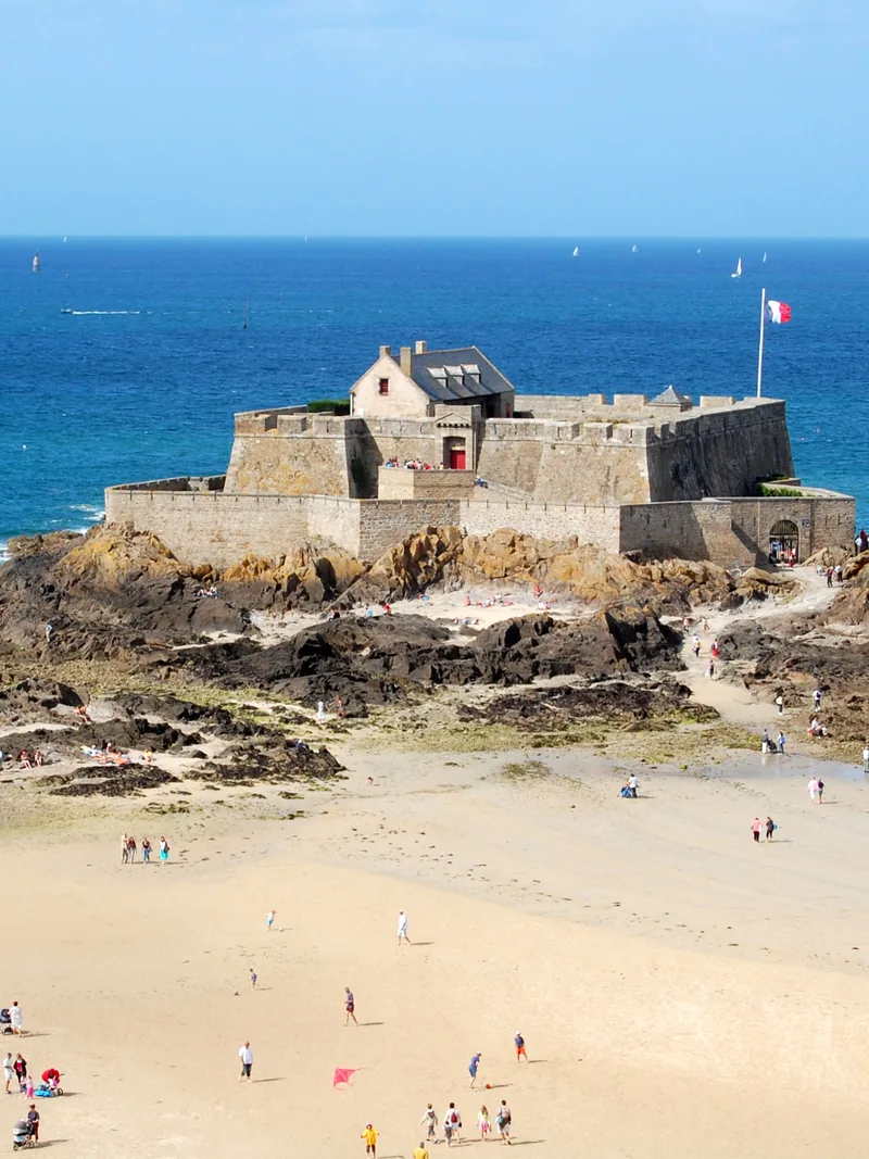 Cocktail d'entreprise privatisé au Fort National de Saint-Malo accessible à marée basse — Éclat M. soirée entreprise Saint-Malo