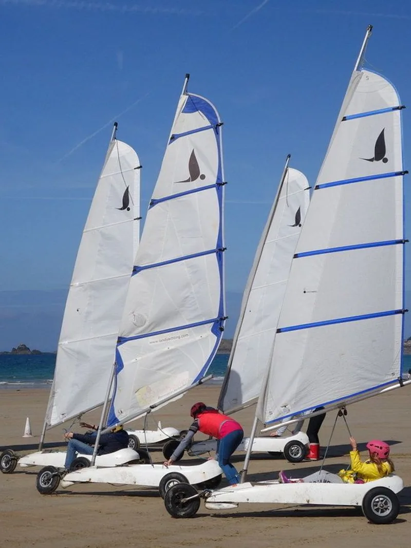 Équipe d'entreprise en char à voile sur la plage du Sillon de Saint-Malo à marée basse — Éclat M. team building Saint-Malo