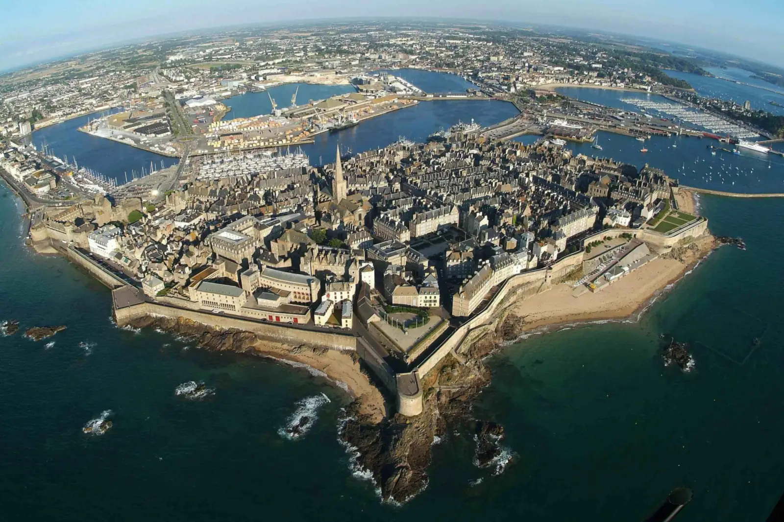 Wedding planner à Saint-Malo — un mariage granit et mer