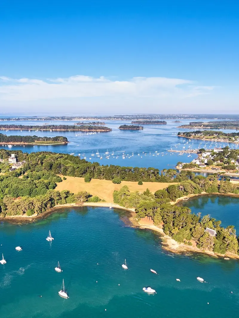 Cérémonie laïque sur une île du Golfe du Morbihan au coucher du soleil — Éclat M. wedding planner Vannes
