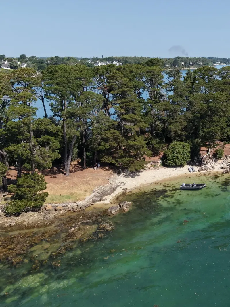 Équipe d'entreprise en rallye zodiac dans le Golfe du Morbihan entre l'Île aux Moines et l'Île d'Arz — Éclat M. team building Vannes