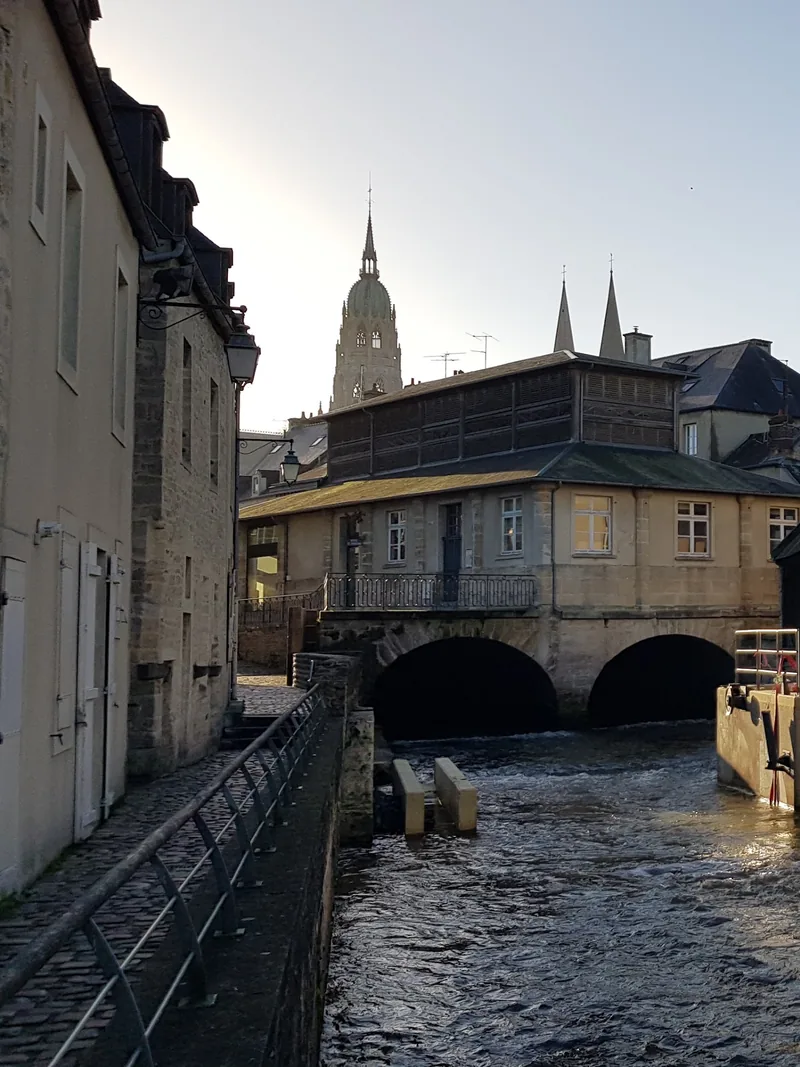 Groupe d'amies se promenant dans les ruelles médiévales de Bayeux — Éclat M. EVJF Bessin