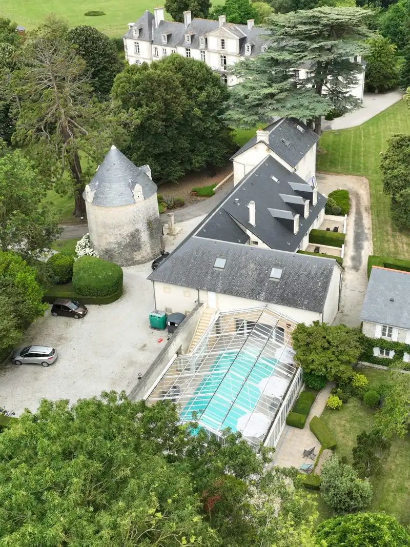 Cour d'un château du Bessin en lumière dorée — Éclat M. wedding planner Bayeux