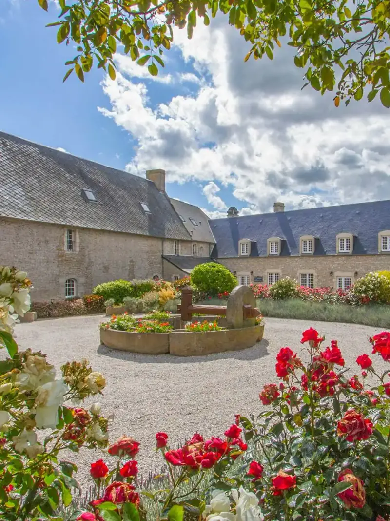 Salle de séminaire en pierre dans un domaine du Bessin — Éclat M. séminaire entreprise Bayeux