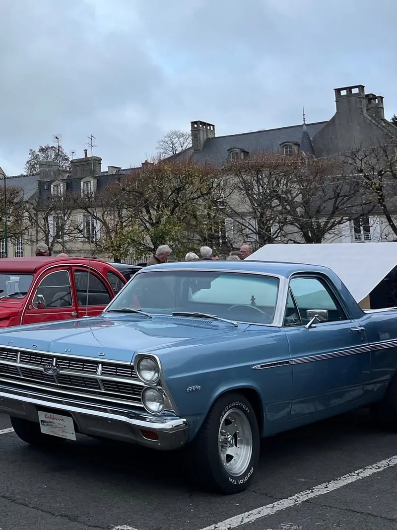 Équipe en rallye dans les ruelles médiévales de Bayeux — Éclat M. team building Bessin