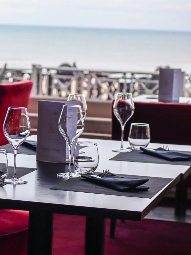 Restaurant Le Balbec du Grand Hôtel Cabourg face mer dressé pour un dîner anniversaire — Éclat M. anniversaire Cabourg