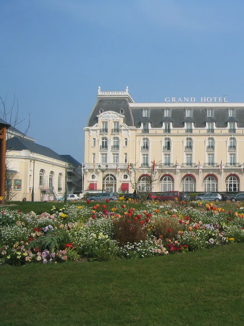 Façade Belle Époque du Grand Hôtel Cabourg MGallery face mer au coucher du soleil — Éclat M. wedding planner Cabourg