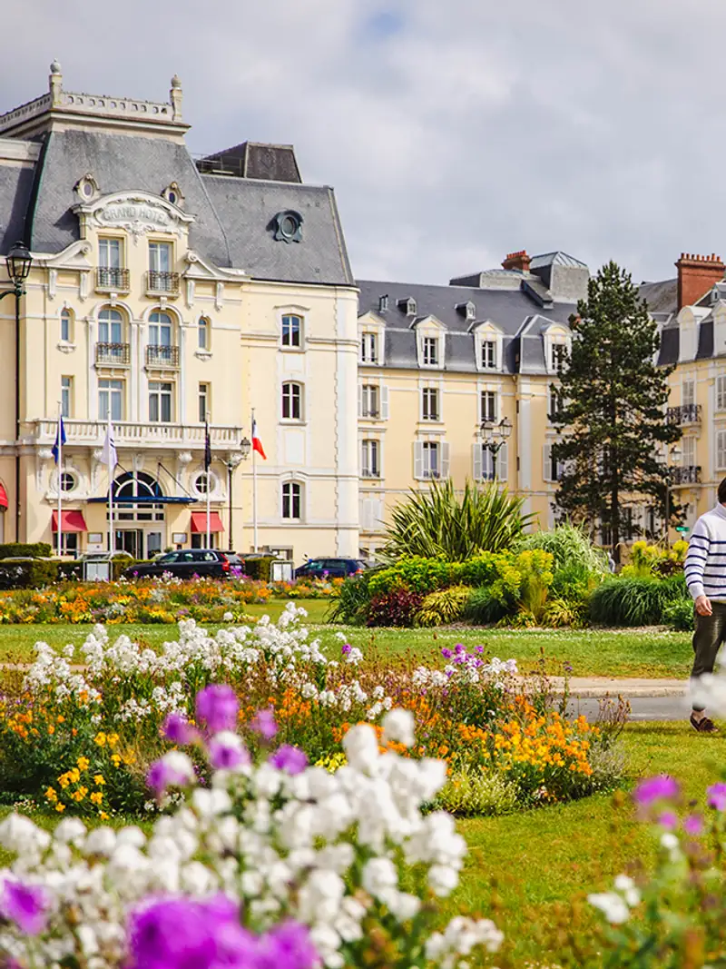 Cocktail d'entreprise privatisé dans les jardins du Casino Partouche Cabourg en soirée d'été — Éclat M. soirée entreprise Cabourg