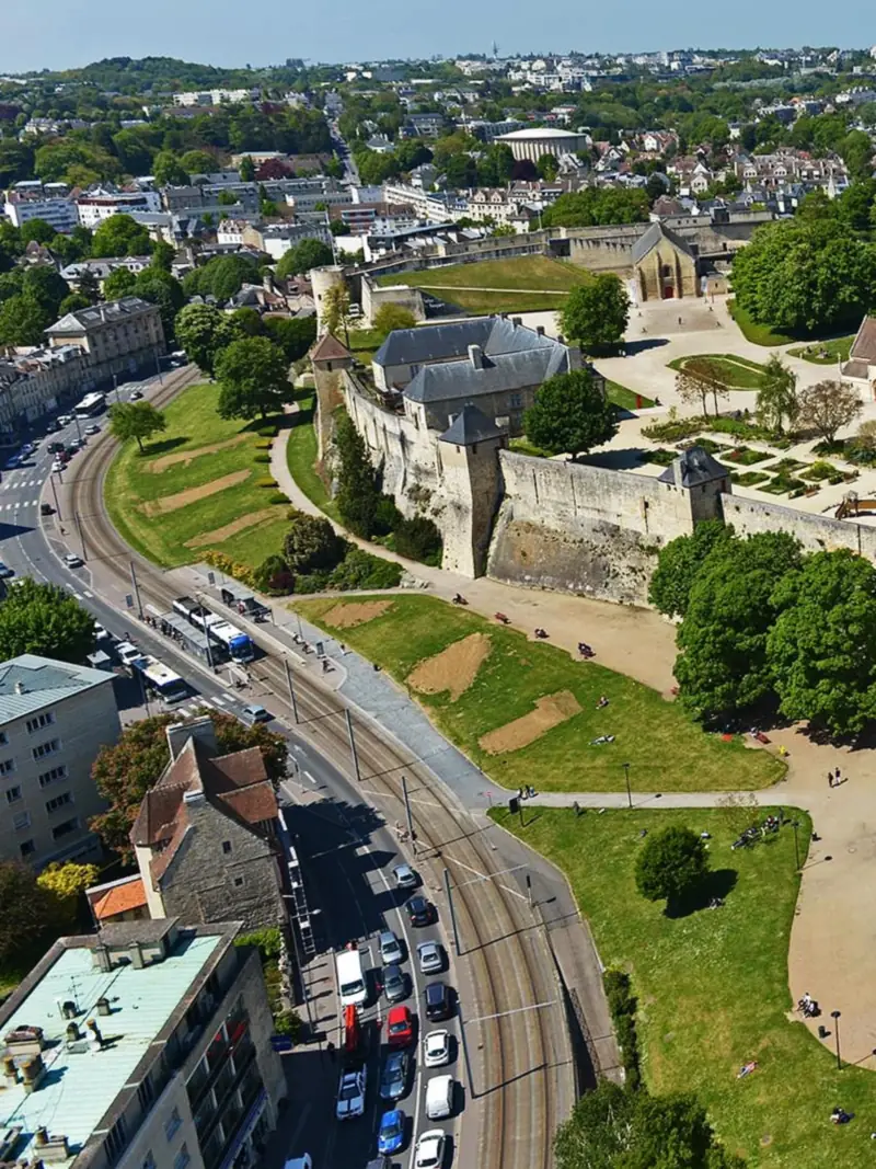 Remparts du château de Caen dominant la ville, étape d'un parcours d'EVJF — Éclat M. EVJF EVG Caen