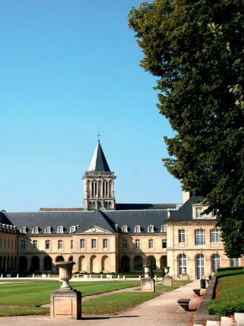 Façade et clocher de l'Abbaye aux Dames à Caen, cadre patrimonial d'un séminaire — Éclat M. séminaire d'entreprise Caen