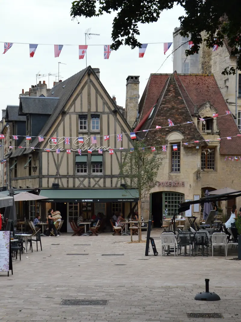 Quartier du Vaugueux à Caen, ruelles pavées et restaurants d'une soirée d'entreprise — Éclat M. soirée d'entreprise Caen