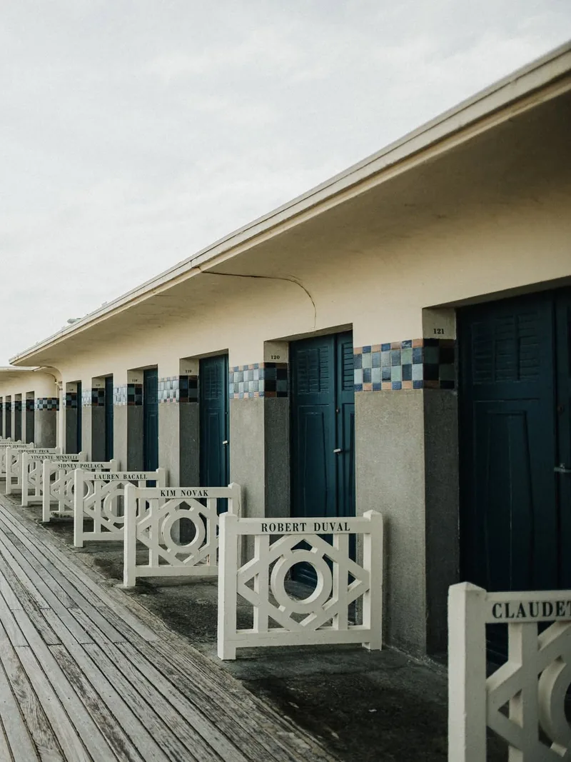 Groupe d'amies en séance photo de groupe sur les Planches de Deauville à l'aube — Éclat M. EVJF Deauville
