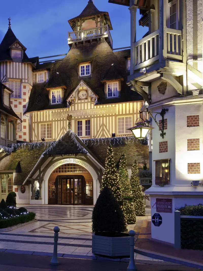 Salons d'un palace Belle Époque face mer à Deauville dressés pour un mariage — Éclat M. wedding planner Deauville