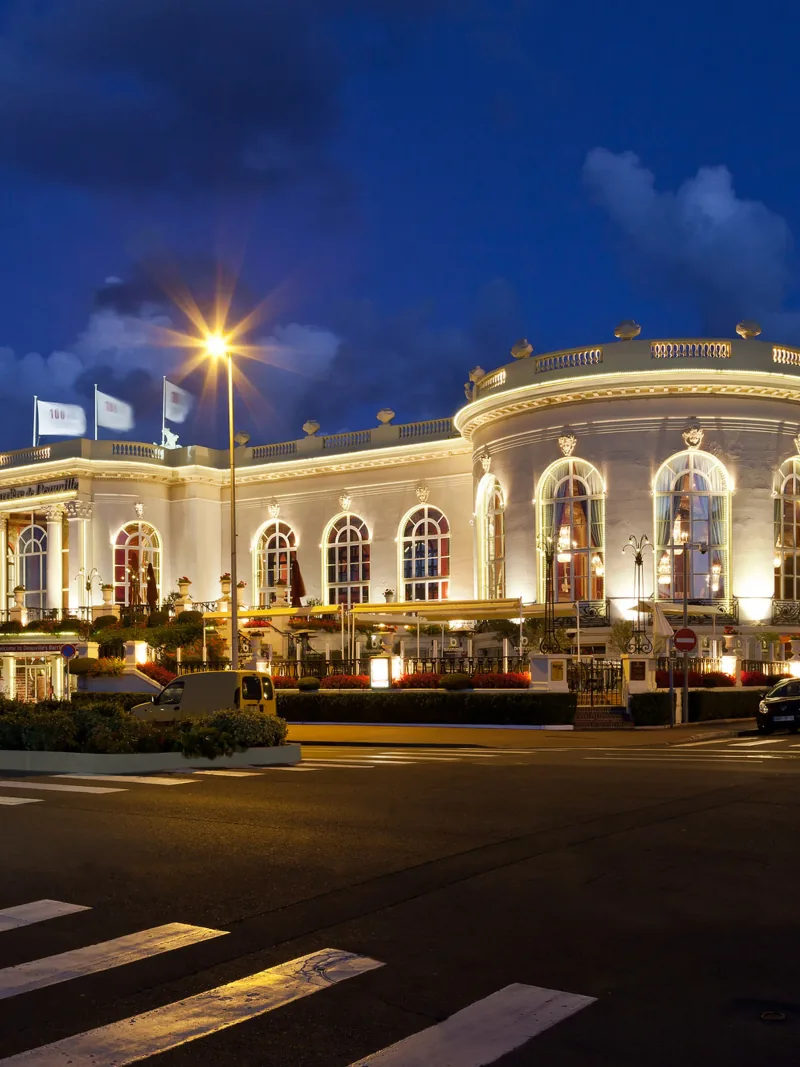 Soirée d'entreprise privatisée au Casino Barrière Deauville, tables de jeu et cocktail — Éclat M. soirée entreprise Deauville