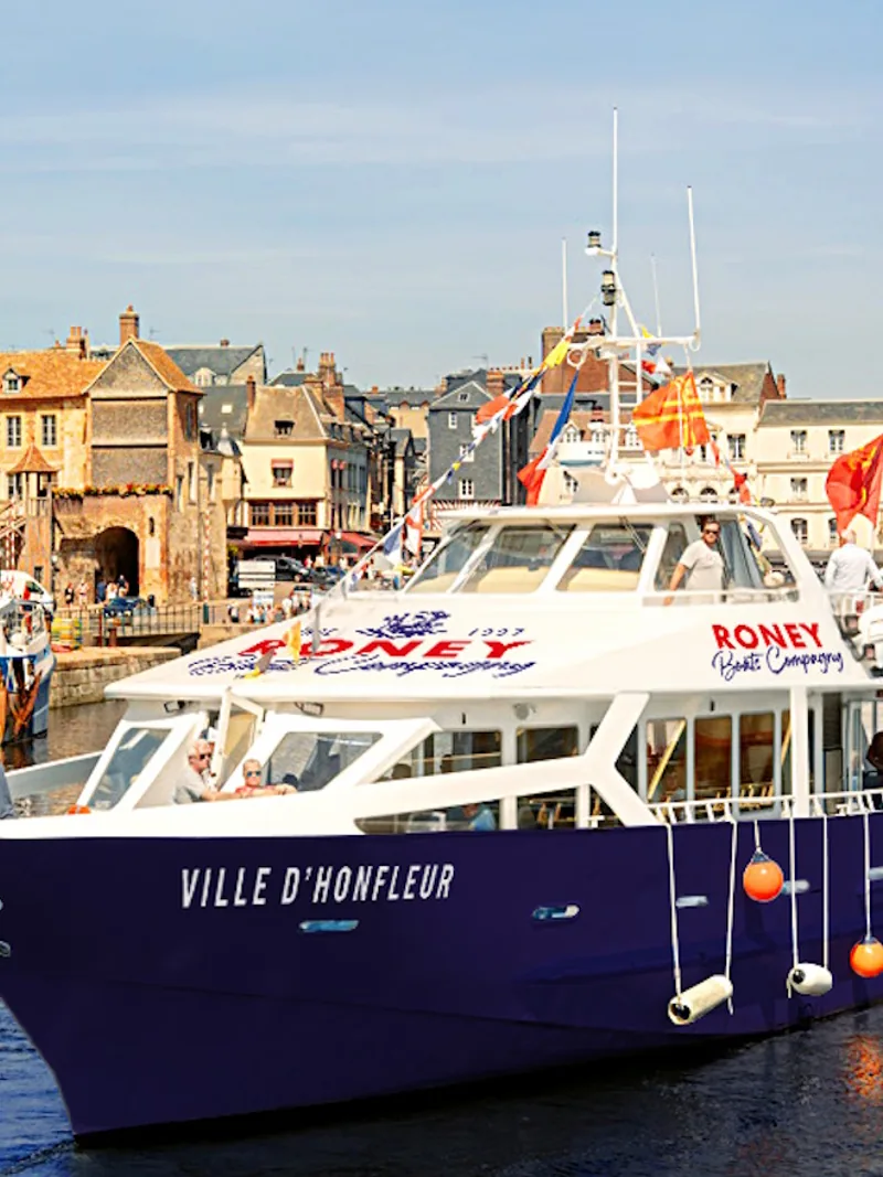 Cocktail privatisé à bord du bateau Ville d'Honfleur naviguant dans l'estuaire au coucher du soleil — Éclat M. anniversaire Honfleur