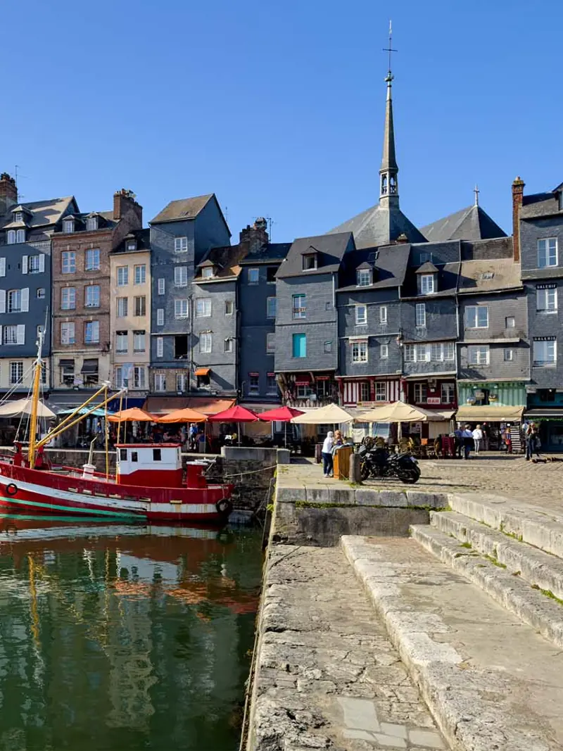 Maisons à colombages du Vieux Bassin de Honfleur reflétées sur l'eau au coucher du soleil — Éclat M. wedding planner Honfleur