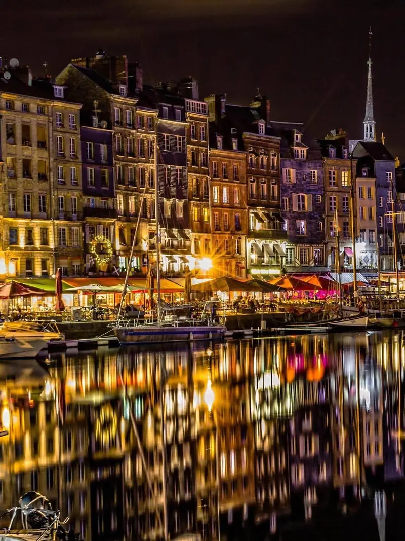 Maisons à colombages du Vieux Bassin de Honfleur éclairées le soir avec cocktail privatisé sur quai — Éclat M. soirée entreprise Honfleur