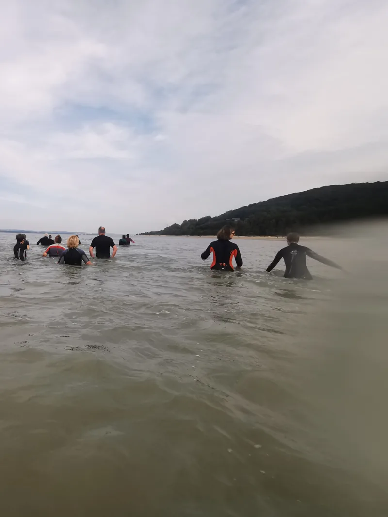 Équipe en marche aquatique à la Plage du Butin Honfleur encadrée par moniteur — Éclat M. team building Honfleur