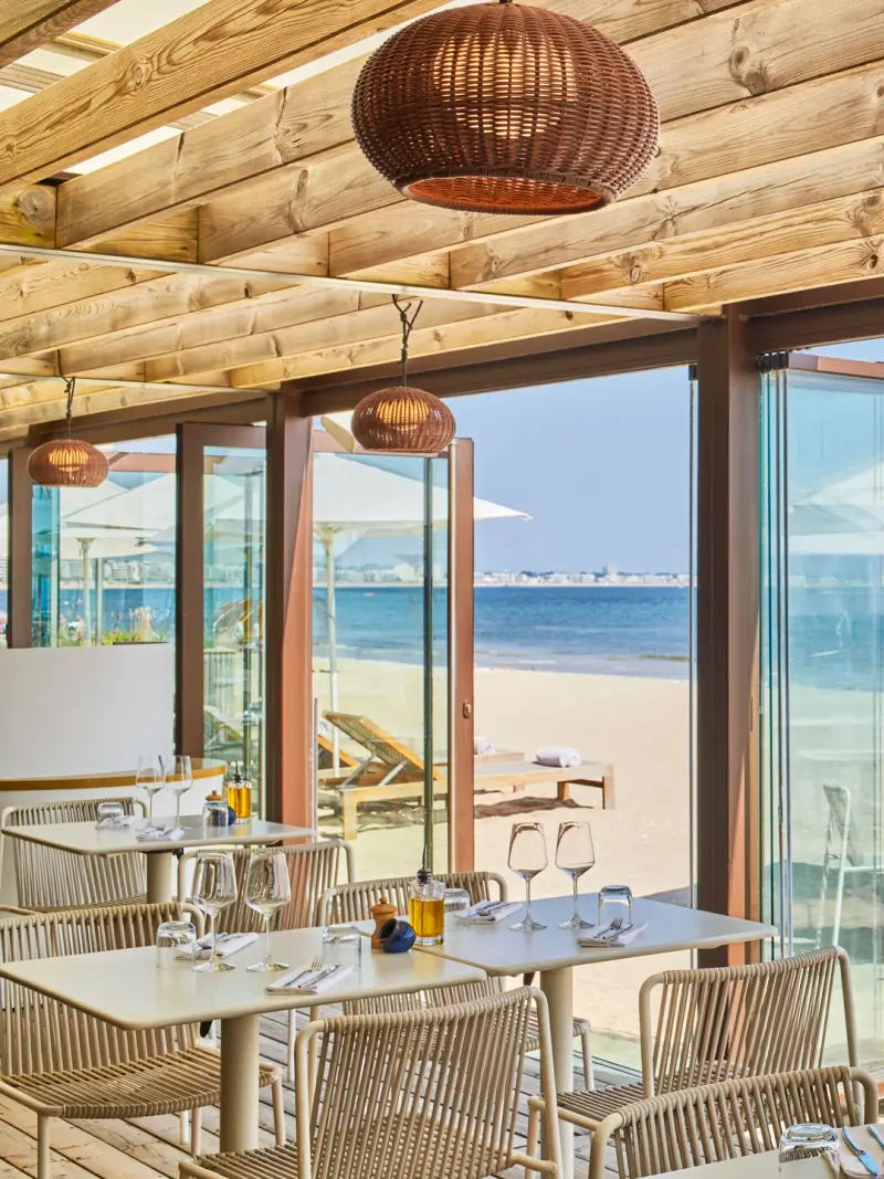 Dîner anniversaire au restaurant Le Ponton beach du Resort Barrière La Baule pieds dans le sable face baie — Éclat M. anniversaire La Baule