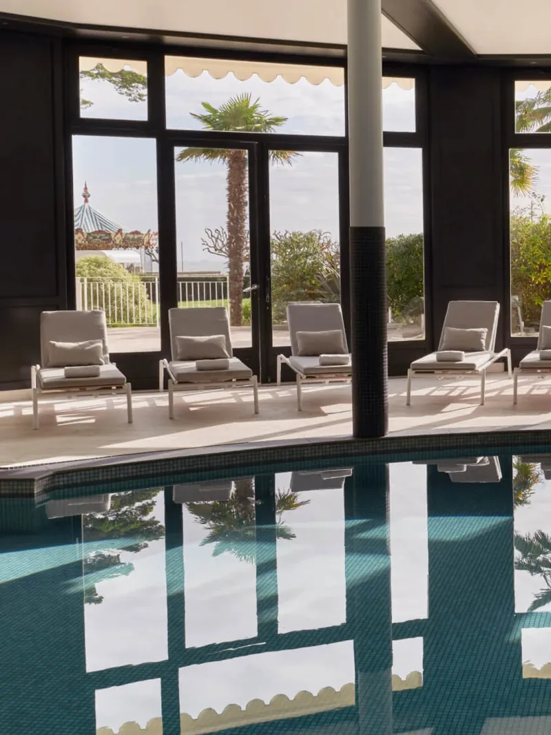 Groupe d'amies en parcours marin au spa ORA The Longevity Bay de l'Hôtel Barrière Le Royal Thalasso La Baule — Éclat M. EVJF La Baule