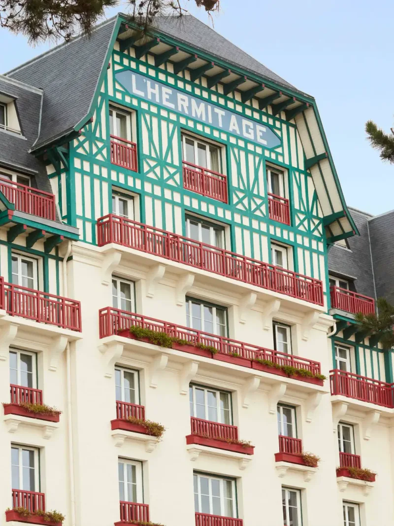 Cérémonie laïque sur la plage de La Baule devant l'Hôtel Barrière L'Hermitage Belle Époque au coucher du soleil — Éclat M. wedding planner La Baule