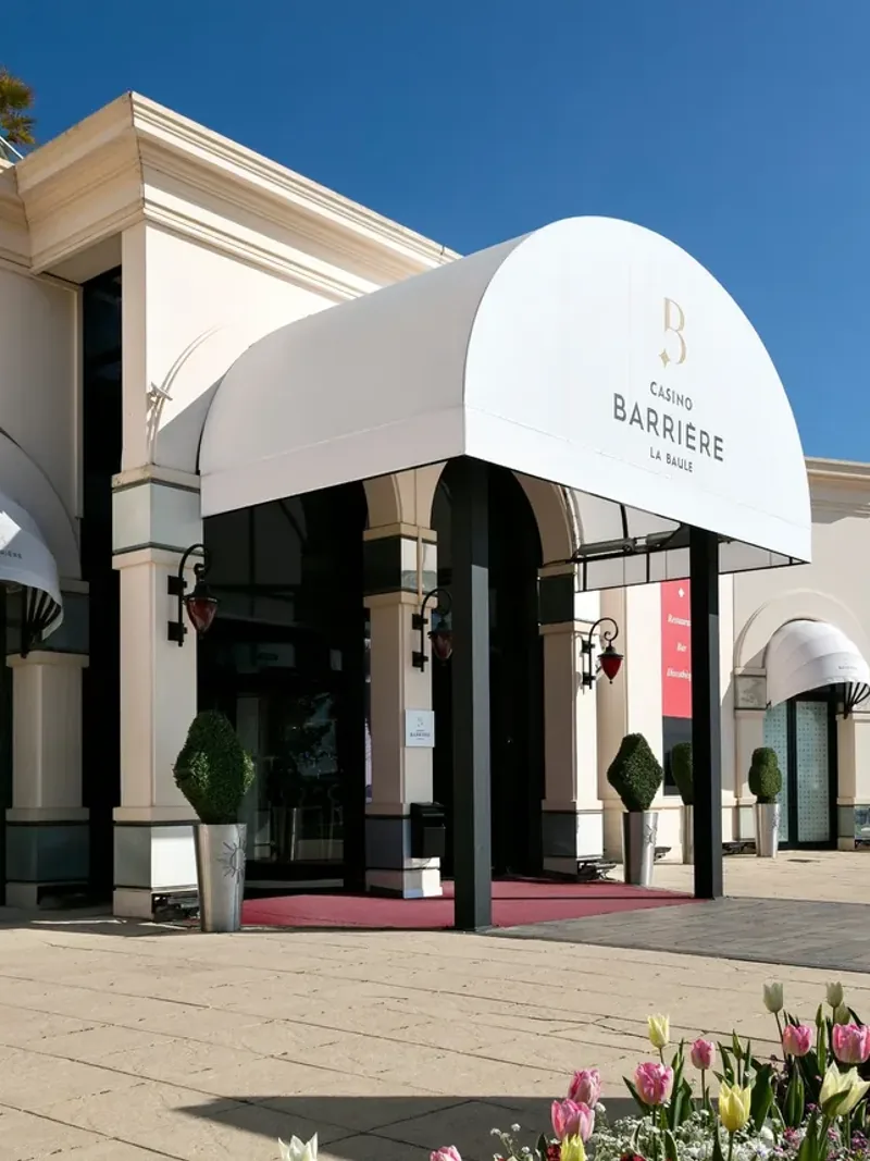 Soirée d'entreprise Salon des Ambassadeurs de l'Hôtel Barrière L'Hermitage La Baule dîner-spectacle 400 pax — Éclat M. soirée entreprise La Baule