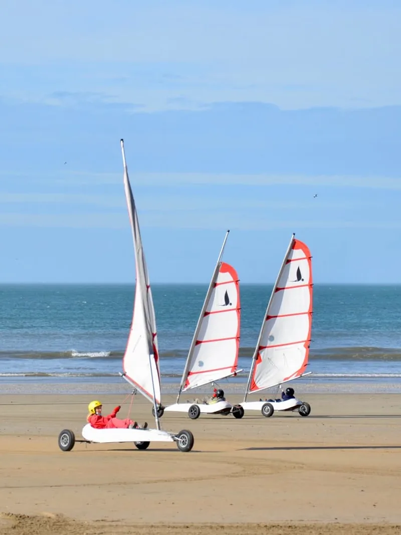 Équipe d'entreprise en char à voile sur la plage de 9 km de La Baule à marée basse — Éclat M. team building La Baule