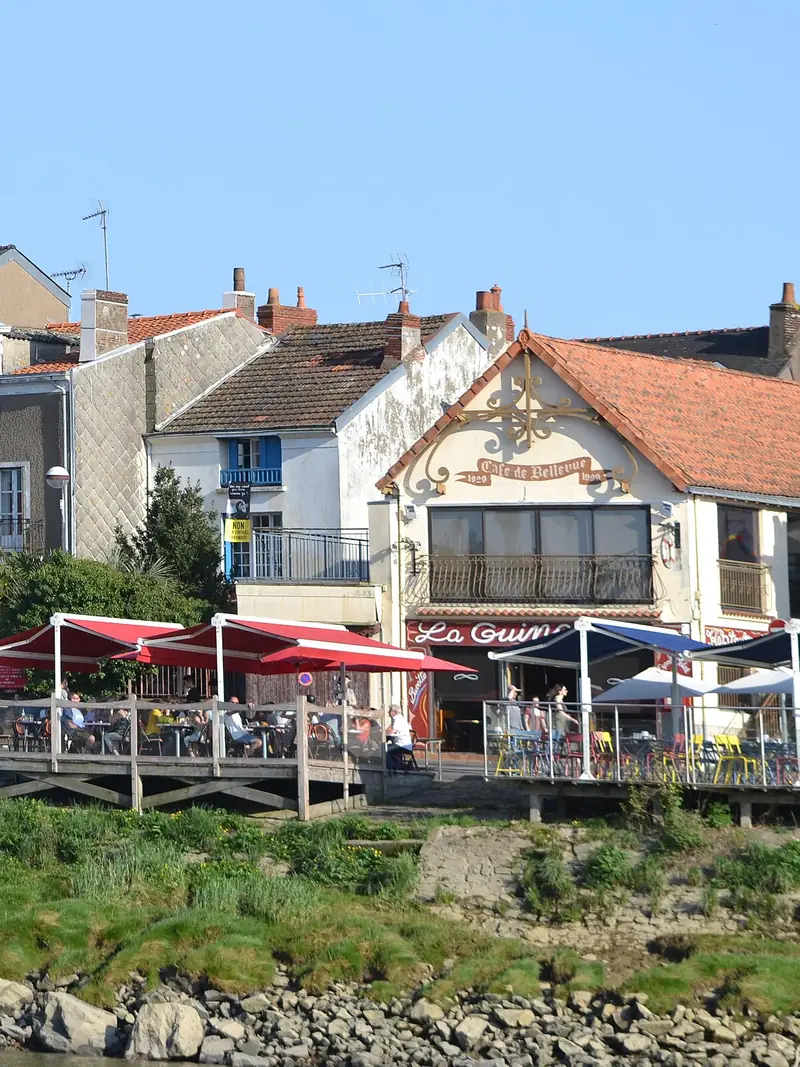 Façades colorées du village de Trentemoult au bord de la Loire à Nantes, étape d'un EVJF — Éclat M. EVJF EVG Nantes