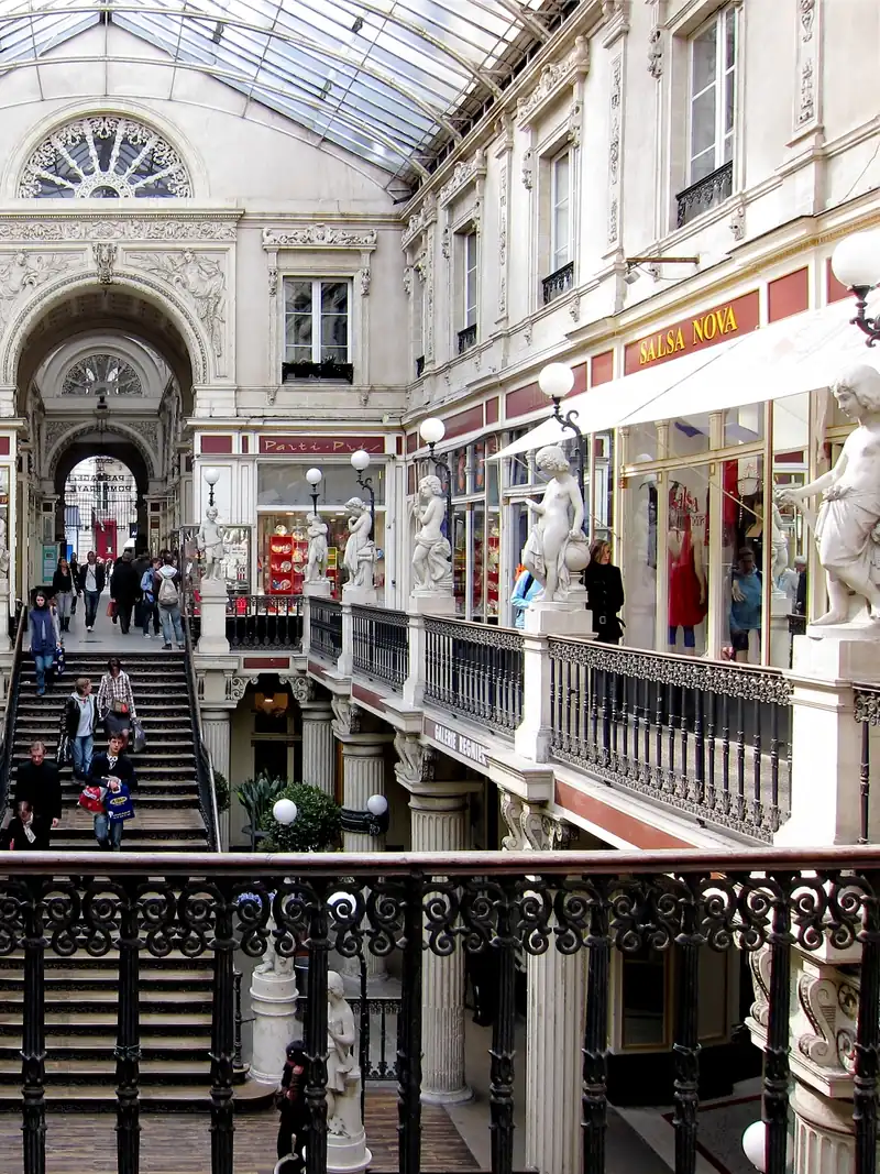Passage Pommeraye à Nantes, étape d'un rallye urbain de cohésion d'équipe — Éclat M. team building Nantes