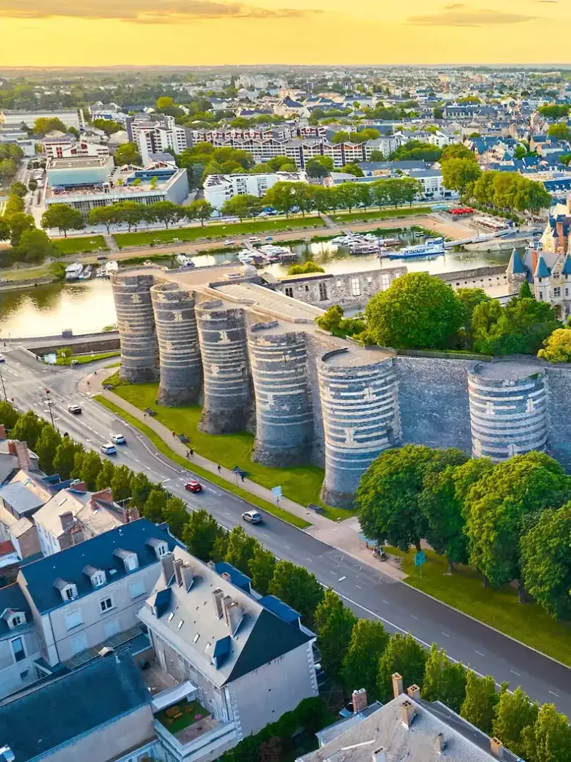 Cocktail mariage dans la cour du Château d'Angers forteresse XIIIe Plantagenêt avec 17 tours en arrière-plan — Éclat M. wedding planner Angers