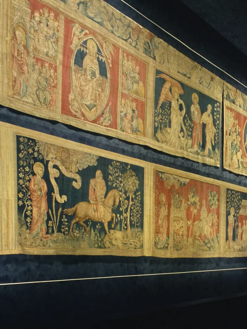 Équipe d'entreprise en visite privative devant la Tapisserie de l'Apocalypse XIVe au Château d'Angers — Éclat M. team building Angers