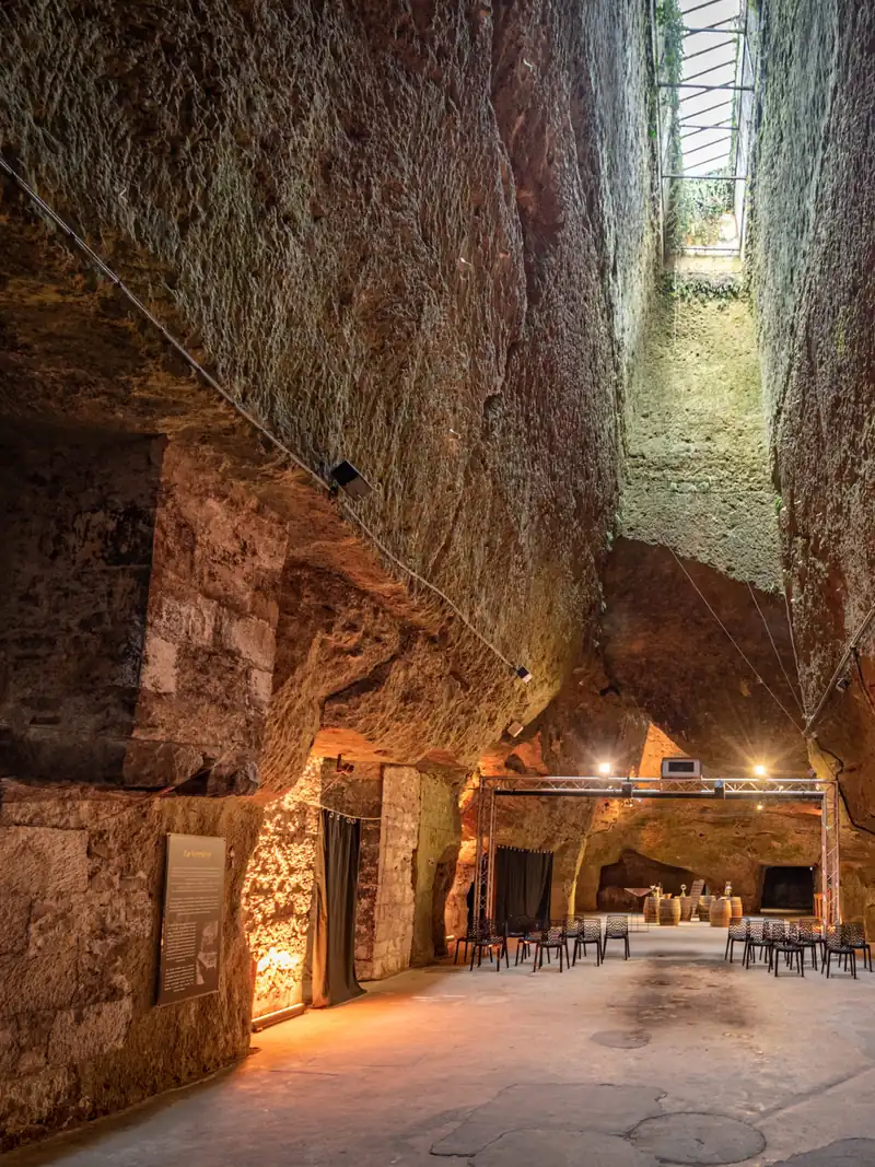 Groupe d'amies en atelier Fines Bulles Crémant de Loire dans une cave troglodytique tuffeau Bouvet-Ladubay Saumur — Éclat M. EVJF Saumur