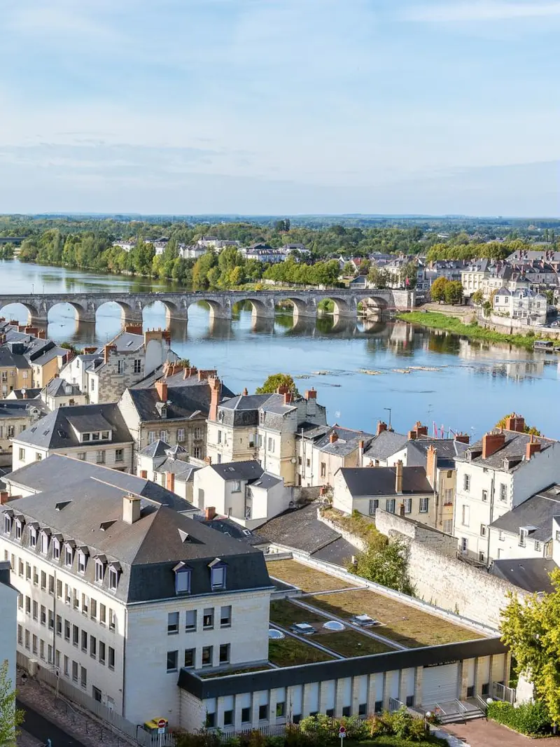 Cocktail mariage en terrasse du Château de Saumur forteresse XIVe blanche surplombant la Loire au coucher du soleil — Éclat M. wedding planner Saumur